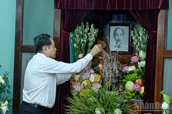 Chủ tịch Quốc hội Trần Thanh Mẫn dâng hương tưởng nhớ Bác Hồ tại Nhà 67, Khu di tích Chủ tịch Hồ Chí Minh trong Phủ Chủ tịch. (Ảnh: DUY LINH)