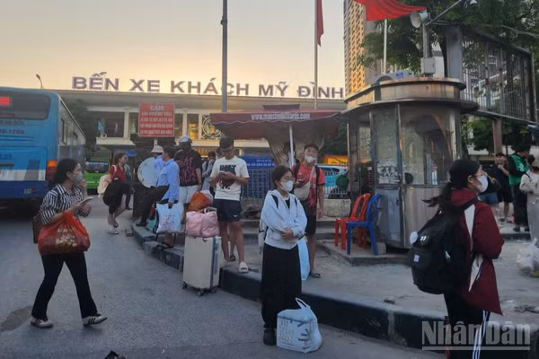 Chiều muộn 2/9, trước cổng Bến xe Mỹ Đình chỉ đông đúc hơn ngày thường không nhiều.