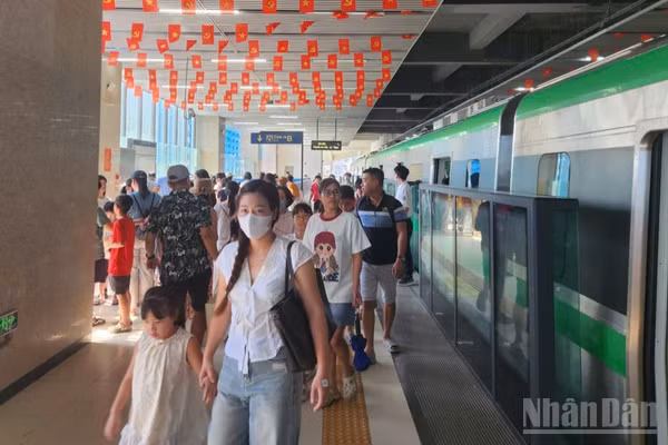Hơn 190.000 lượt khách đi metro miễn phí trong ba ngày đầu kỳ nghỉ Quốc khánh.