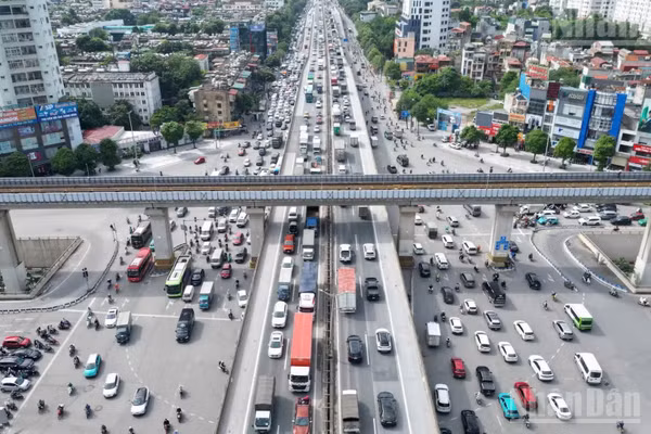 Tại khu vực các tuyến đường vành đai nhiều dòng xe di chuyển nối tiếp nhau. 