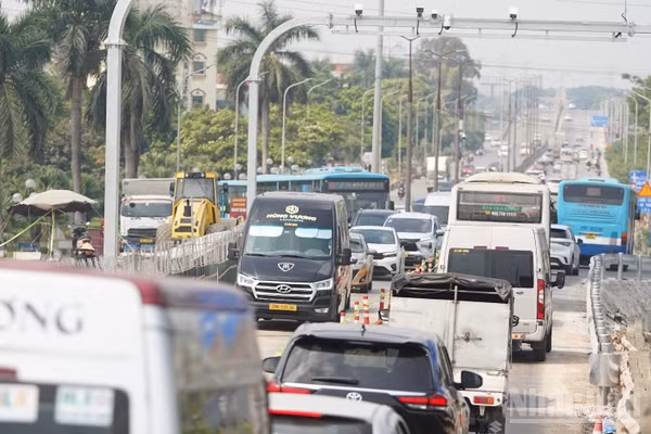 Sở Xây dựng Hà Nội khuyến cáo người dân khi lưu thông qua khu vực cầu Thăng Long cần chú ý quan sát hệ thống biển báo, chấp hành hướng dẫn của lực lượng chức năng và chủ động lựa chọn lộ trình phù hợp trong thời gian thi công.