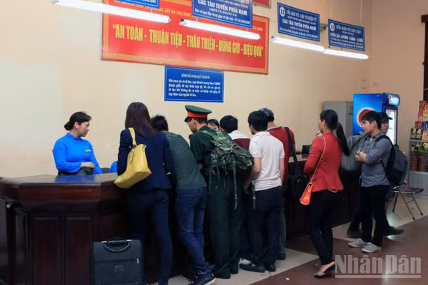 Khách mua vé tàu tại ga Hà Nội. 