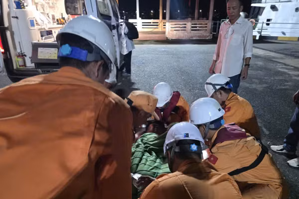 Lực lượng chuyên ngành tìm kiếm cứu nạn hàng hải đưa bệnh nhân về bờ. (Ảnh: Cục Hàng hải Việt Nam)