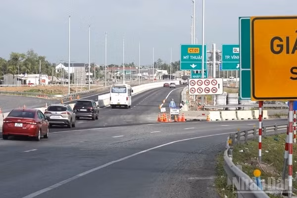 Cao tốc Mỹ Thuận-Cần Thơ có chiều dài 23km, quy mô giai đoạn hoàn chỉnh 6 làn xe, hiện hữu đang phân kỳ 4 làn xe, vận tốc thiết kế 100km/giờ. (Ảnh: TẠ QUANG)