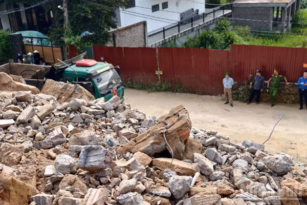 Ủy ban nhân dân xã Kim Anh, thành phố Hà Nội tổ chức cưỡng chế, phá dỡ 4 công trình vi phạm đất đai, trật tự xây dựng tại khu vực hồ Đồng Đò. (Ảnh TRUNG NGUYÊN)