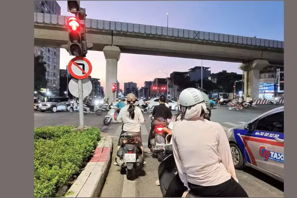 Phương tiện lưu thông qua nút giao Ô Chợ Dừa-Hào Nam-Hoàng Cầu bị cấm rẽ trái từ cả 4 hướng. (Ảnh: Người dân cung cấp)