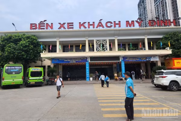 Bến xe khách Mỹ Đình thưa vắng dù đã vào ngày cao điểm di chuyển của kỳ nghỉ lễ Quốc khánh 2/9 năm nay.