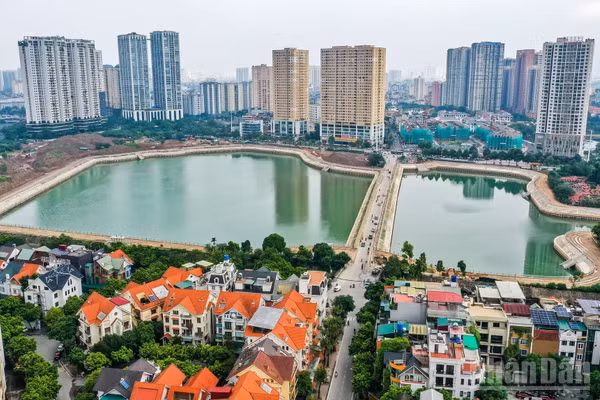 Dự án hồ Mễ Trì (Đồng Bông 2) trên đường Tố Hữu rộng 12ha, vừa đảm nhận chức năng thu gom và điều tiết dòng chảy, vừa góp phần giảm tải cho hệ thống thoát nước hiện hữu trong bối cảnh tốc độ đô thị hóa nhanh chóng. (Ảnh: THÀNH ĐẠT)