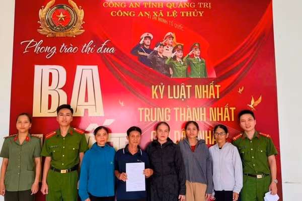 Công an xã Lệ Thủy hỗ trợ tìm kiếm người thất lạc 21 năm (người cầm giấy) trở về đoàn tụ. (Ảnh: Công an Lệ Thủy)