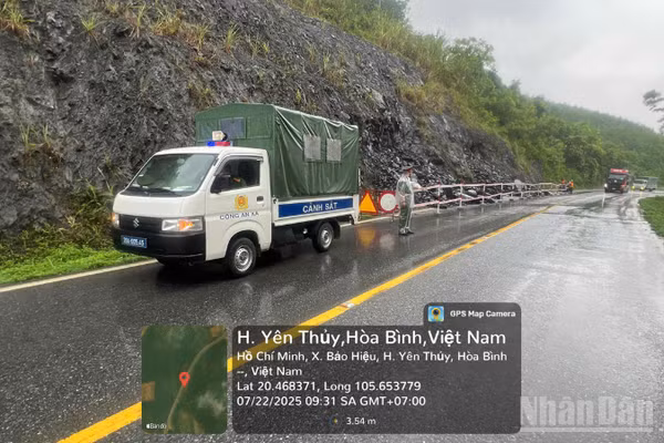 Cục đường bộ Việt Nam phối hợp cùng các lực lượng chức năng trực cảnh báo các phương tiện đi lại tuyến Hòa Bình-Sơn La đoạn có ta-luy dương sạt lở tại cơn bão số 3 vừa qua.