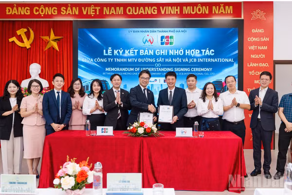 Công ty Trách nhiệm hữu hạn một thành viên Đường sắt Hà Nội (Hà Nội Metro) và Công ty JCB International Co., Ltd. ký kết Biên bản ghi nhớ hợp tác (MOU) về triển khai dịch vụ thanh toán không tiếp xúc JCB Transit trên hệ thống đường sắt đô thị Thủ đô.
