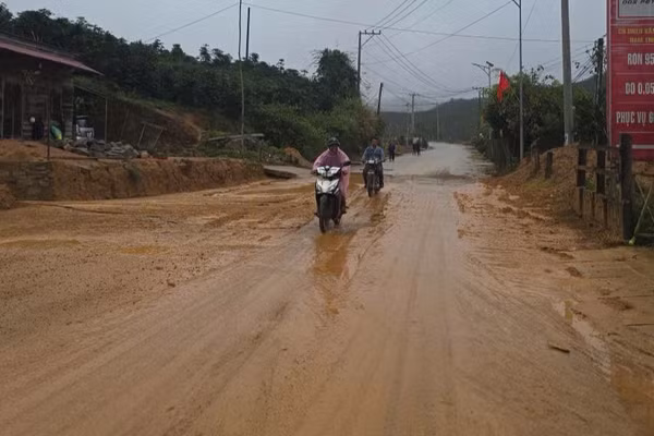 Sạt lở ta-luy dương tại Lâm Đồng đã được dọn dẹp thông đường. (Ảnh: Cục Đường bộ Việt Nam)
