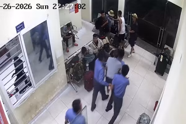 Khách suy giảm sức khỏe được nhân viên tổ tàu SE2 kịp thời đưa đi cấp cứu. (Ảnh cắt từ video)