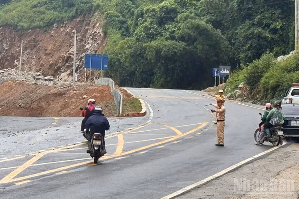 Cảnh sát giao thông phân luồng tại khu vực sạt lở trên Quốc lộ 6.