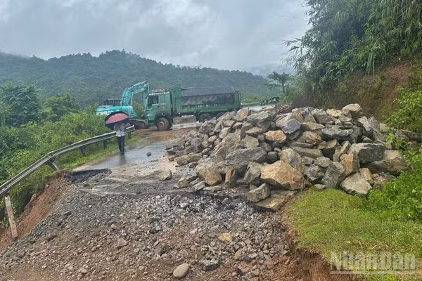 Ảnh minh họa: Sau mưa lớn Quốc lộ 6 bị sạt trượt và nước lũ cuốn trôi phần nền đường.