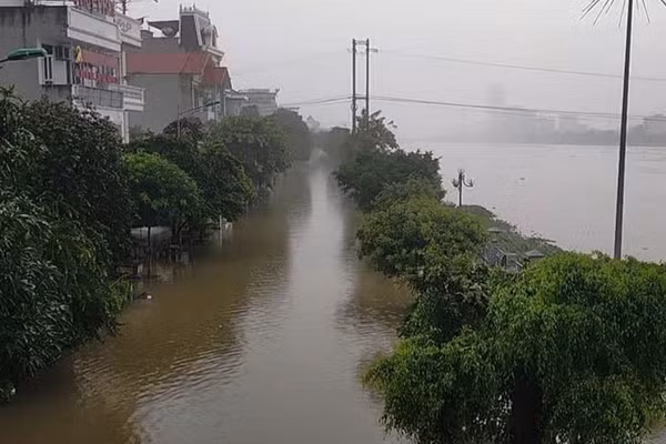 Mực nước trên sông Đáy dâng cao tiếp tục gây ngập lụt các vùng trũng ven sông. (Ảnh: Đại Nghĩa)