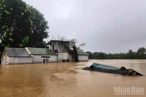 Sau nhiều ngày mưa lớn, nước sông Bùi dâng cao khiến nhiều khu vực trên địa bàn xã Quảng Bị (Hà Nội) bị ngập sâu. Ảnh chụp chiều tối ngày 16/9.
