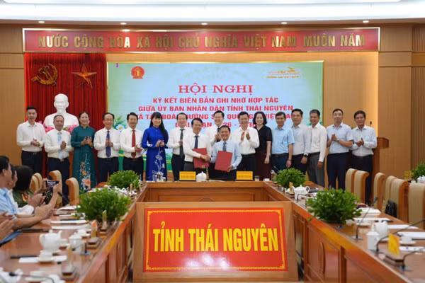 Dự lễ ký kết có Phó Cục trưởng Cục Du lịch Quốc gia Việt Nam Hà Văn Siêu; Phó Bí thư Tỉnh ủy, Chủ tịch Ủy ban Mặt trận Tổ quốc Việt Nam tỉnh Thái Nguyên Đinh Quang Tuyên; Phó Chủ tịch Ủy ban nhân dân tỉnh Thái Nguyên Dương Văn Lượng; đại diện lãnh đạo Sở Văn hóa, Thể thao và Du lịch Hà Nội, Thái Nguyên; Phó Tổng Giám đốc Nguyễn Chính Nam. (Ảnh: Tập đoàn Đường sắt Việt Nam)