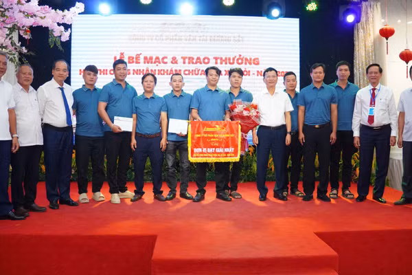 Ban tổ chức trao thưởng cho đơn vị đoạt giải Nhất toàn đoàn - Chi nhánh toa xe Đà Nẵng. (Ảnh: Tập đoàn Đường sắt quốc gia Việt Nam)