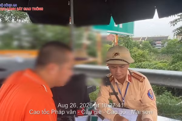 Lái xe Nguyễn V.Đ bị xử phạt vì giữ khoảng cách không an toàn khi tham gia giao thông trên cao tốc Mai Sơn-Quốc lộ 45. (Ảnh: Trích từ video của Cục Cảnh sát Giao thông)
