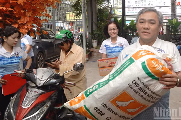 Hàng nghìn tấn hàng hóa là sự hội tụ của hàng nghìn tấm lòng từ bà con các khu phố, tất cả đều hướng về miền trung ruột thịt.