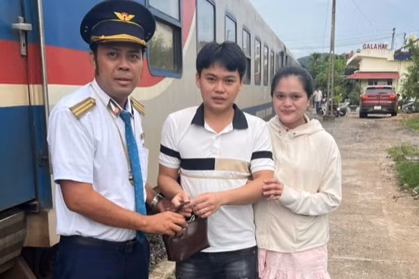 Ngày 20/9/2026, tại ga La Hai, Trưởng tàu SE21 Nguyễn Quốc Khánh đã trao trả tài sản hành khách Nguyễn Phan Mỹ Uyên cùng chồng. (Ảnh: Tập đoàn Đường sắt Quốc gia Việt Nam)