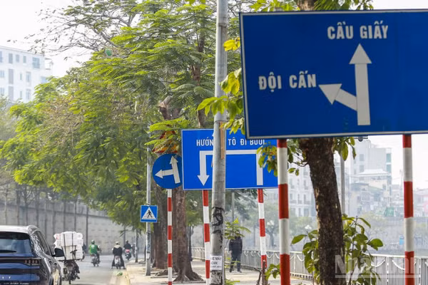 Biển báo và biển chỉ dẫn dọc sông Tô Lịch bố trí sát tầm mắt và cây che khuất khó quan sát cho người tham gia giao thông đã được điều chỉnh sau phản ánh của báo chí.