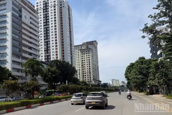Phố Nguyễn Chí Thanh khá vắng, khác hẳn ngày thường luôn tấp nập các phương tiện