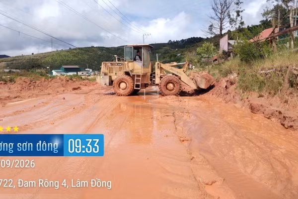 Máy xúc dọn đất, bùn tràn xuống mặt đường ĐT722, đoạn qua xã Đam Rông 4, tỉnh Lâm Đồng, sáng 21/9.