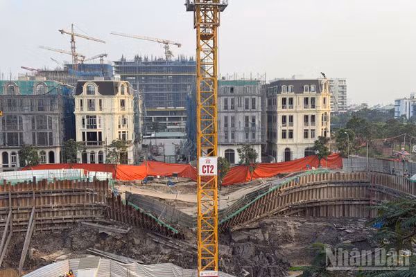 Sụt lún mặt đường tại ngõ 1 phố Nguyễn Minh Châu, phường Việt Hưng, Hà Nội. Ảnh chụp chiều 28/10.