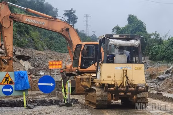 Ảnh minh họa: Khắc phục sạt lở trên Quốc lộ 14E sau mưa lớn cuối tháng 10/2025.