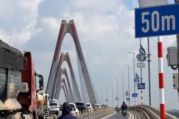 Các mốc 0m, 50m, 100m, 150m và 200m kết hợp với vạch sơn trên mặt đường cầu Nhật Tân nhằm hỗ trợ trực quan cho người điều khiển phương tiện. (Ảnh: CTV)