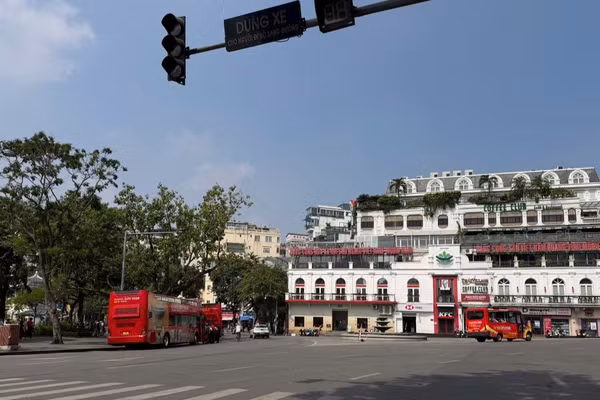 Khu vực quảng trường Đông Kinh Nghĩa Thục ven hồ Hoàn Kiếm.