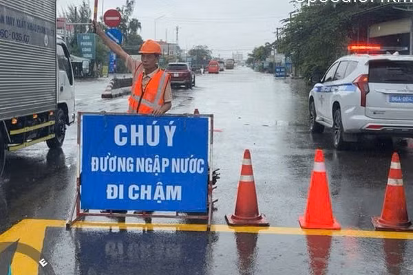 Rào chắn cảnh báo điểm ngập mới tại Km1700+500-Km1700+850 trên Quốc lộ 1, thuộc địa bàn phường Hàm Thắng, tỉnh Lâm Đồng. (Ảnh: Cục Đường bộ Việt Nam)