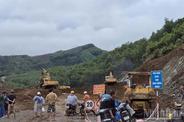Cục Đường bộ Việt Nam yêu cầu các Khu Quản lý đường bộ II, III, Sở Xây dựng các địa phương, Ban Quản lý dự án đường bộ miền trung, Tổng công ty Đầu tư phát triển đường cao tốc Việt Nam (VEC) và các doanh nghiệp BOT rà soát, xác định cụ thể những vị trí trọng điểm, xung yếu; tổ chức lực lượng theo dõi, kiểm tra và sẵn sàng xử lý các tình huống phát sinh. Ảnh: Quản lý đường bộ Khu vực III khắc phục hậu quả mưa lũ lớn cuối tháng 10/2025.
