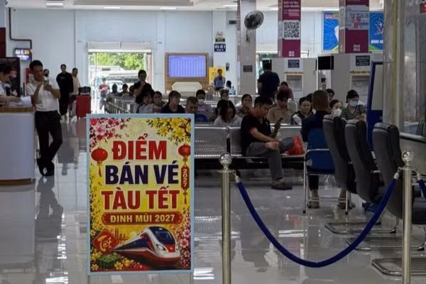 Từ 8 giờ ngày 5/9/2026, khoảng 300.000 vé tàu Tết Nguyên đán 2027 đi suốt được mở bán rộng rãi trên toàn quốc thông qua các kênh bán vé trực tiếp và trực tuyến. (Ảnh: VNR)