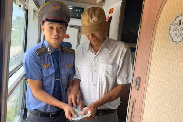 Ông Cao Trung Bảng nhận lại tài sản bỏ quên từ tổ tàu SE4. (Ảnh: VNR)