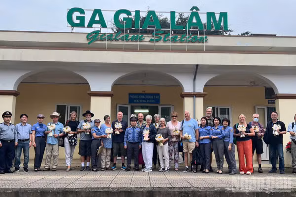 Trưởng tàu SP3 Nguyễn Mạnh Hùng cùng tổ tàu SP3 chụp ảnh lưu niệm cùng đoàn du khách quốc tế ấn tượng rất tốt về phong cách phục vụ chu đáo, văn hóa của tàu du lịch Việt Nam.