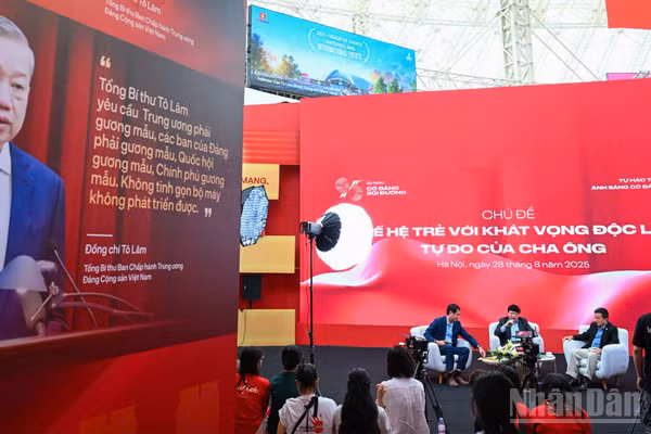 Tọa đàm “Thế hệ trẻ với khát vọng độc lập, tự do của cha ông” diễn ra trong chương trình hoạt động của Triển lãm "95 năm Cờ Đảng soi đường".