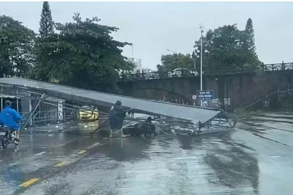 Bão số 1 gây gãy đổ hàng trăm cây xanh, hư hại một số công trình giao thông tại Quảng Ninh. Ngành đường bộ đang huy động tối đa lực lượng, phương tiện, khẩn trương giải tỏa hiện trường, bảo đảm giao thông thông suốt và an toàn. (Ảnh: TTXVN)