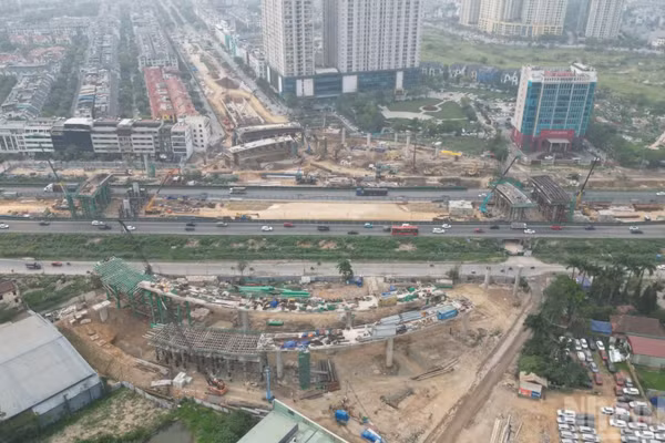 Giải phóng mặt bằng gặp khó dẫn tới tiến độ thi công dự án nút giao đường Vành đai 3,5 với Đại lộ Thăng Long đang chậm so với kế hoạch.