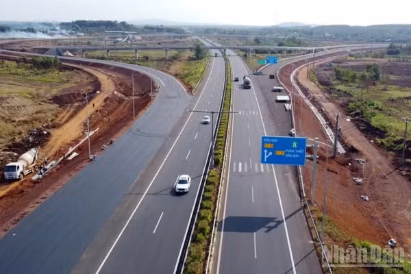 Cao tốc Phan Thiết-Dầu Giây có tốc độ tối đa trên tuyến chính là 120km/giờ.