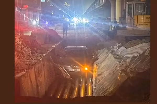 Hiện trường vụ ô-tô lọt hố thi công hạ cáp ngầm. (Ảnh: Báo Tuổi trẻ)