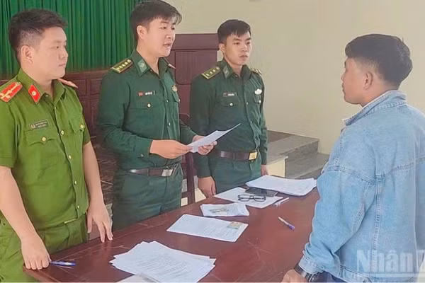 Lực lượng chức năng tỉnh Quảng Ngãi tống đạt quyết định xử phạt IUU cho người vi phạm.