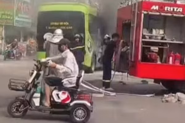 Xe buýt bốc cháy trên phố Lê Thanh Nghị (Hà Nội) sáng 27/10, nguyên nhân do nắp cống bật lên va chạm vào pin xe khiến xe bốc cháy. (Ảnh: Người dân cung cấp)