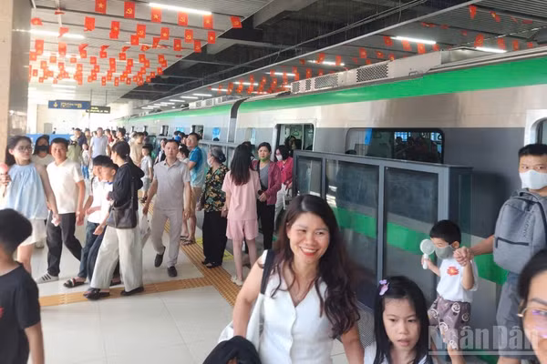 Hơn 408.000 lượt hành khách sử dụng hai tuyến metro trong 5 ngày nghỉ lễ cho thấy nhu cầu đi lại bằng đường sắt đô thị tại Hà Nội đang ở mức cao trong những thời điểm có lượng người và phương tiện di chuyển lớn.