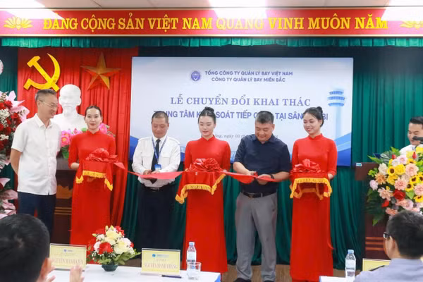 Tại buổi lễ, ông Nguyễn Mạnh Thắng, Bí thư Đảng ủy, Giám đốc Công ty Quản lý bay miền bắc và ông Trần Xuân Lộc, Trưởng Trung tâm Kiểm soát Tiếp cận-Tại sân Cát Bi thực hiện nghi thức cắt băng chuyển đổi khai thác. (Ảnh: Cổng thông tin bộ Xây dựng)