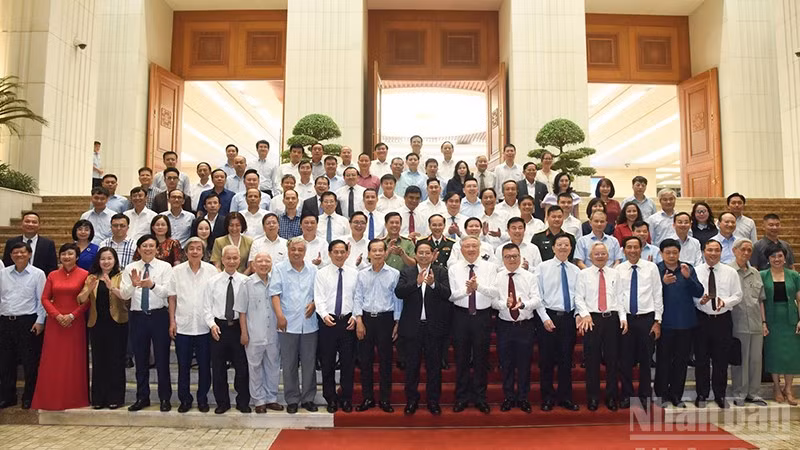 Thủ tướng Chính phủ Phạm Minh Chính và lãnh đạo, nguyên lãnh đạo các cơ quan thông tấn báo chí, các nhà báo lão thành tham dự buổi gặp mặt. (Ảnh: Trần Hải)