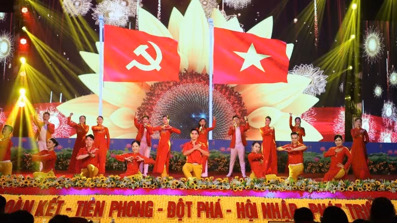 Một tiết mục trong chương trình “Dưới cờ Đảng - Đồng Nai vững bước tương lai’.