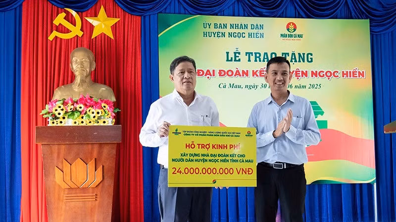 Ông Nguyễn Anh Trực, Phó Chủ tịch Công đoàn công ty trao bảng tượng trưng 300 căn nhà trị giá 24 tỷ đồng cho lãnh đạo địa phương.